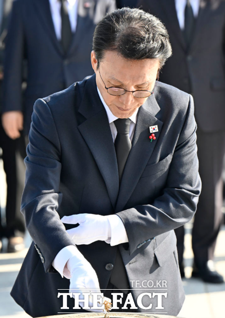 김민석 국무총리는 26일 국립 5·18 민주묘지를 참배하고 정의를 세우는 게 기본이고 또 한편으론 다 잘 사는 나라를 만들어야 한다고 밝혔다. /뉴시스