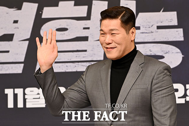 [더팩트ㅣ남용희 기자] 농구선수 출신 방송인 서장훈이 26일 오전 서울 양천구 목동 SBS에서 열린 SBS 새 예능 프로그램 열혈농구단 제작발표회에 참석해 출연자들의 꿈을 현실에서 실현시켜줄 수 있다는 생각에 출연하게 됐다고 참여 계기를 전했다.