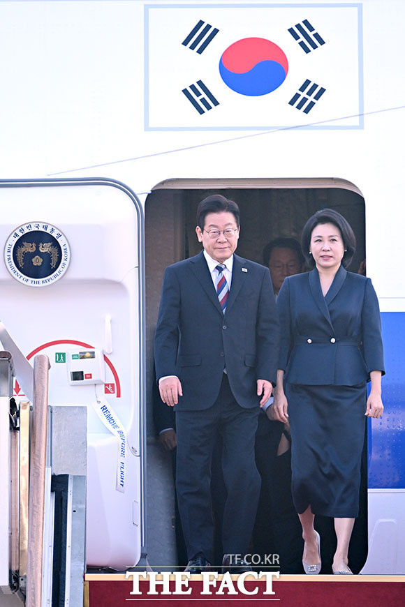 G20 정상회의와 4개국 순방 일정을 마친 이재명 대통령과 김혜경 여사가 26일 오전 경기도 성남시 서울공항에 도착해 공군 1호기에서 내리고 있다. /서울공항=남용희 기자