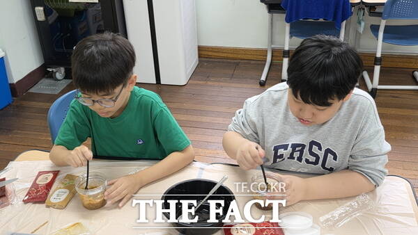 대전두리초등학교 4학년 학생들이 NON-GMO 수업의 일환인 고추장 만들기 활동을 진행하고 있는 모습. /정예준 기자