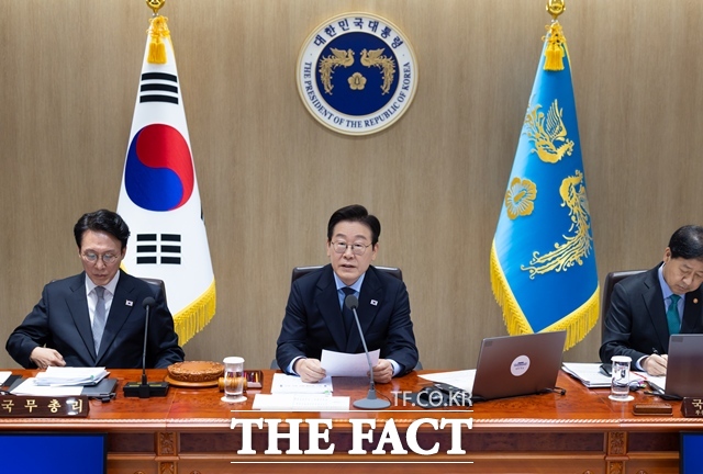 이재명 대통령은 26일 최근 사법부와 법관을 상대로 행해지는 일부 변호사들의 노골적인 인신공격과 검사들의 재판 방해 행위에 강한 유감을 표명했다. 이 대통령이 11일 용산 대통령실에서 주재한 제49회 국무회의에서 발언하고 있다. /대통령실