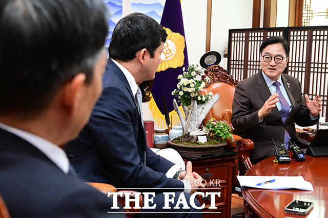우원식 국회의장(오른쪽)이 26일 오전 서울 여의도 국회 집무실에서 케빈 김 주한미국대사 대리를 접견해 기념촬영을 하고 있다. /국회=남윤호 기자