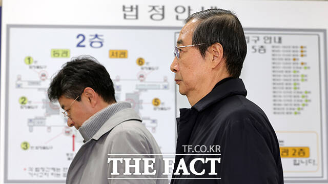 내란 우두머리 방조 등 혐의를 받는 한덕수 전 국무총리가 26일 오후 서울 서초구 서울중앙지방법원에서 열린 결심 공판을 마치고 법원을 나서고 있다. /서예원 기자