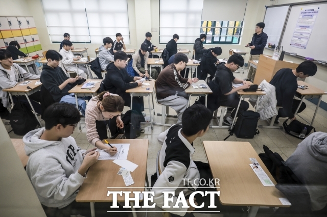 교육부는 26일 한국교육과정평가원이 실시한 ‘고교학점제 성과 분석’ 설문조사 결과를 발표했다. 사진은 서울의 한 고등학교./더팩트 DB