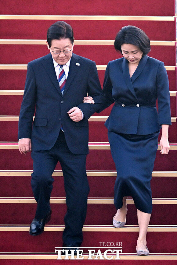 G20 정상회의 및 4개국 순방 일정 마치고 귀국하는 이재명 대통령 부부.