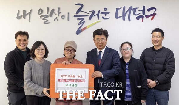 노숙인 재활시설 자강의집이 26일 대덕구에 겨울철 취약계층과 어려운 이웃들을 위한 ‘사랑의 목도리’ 450개를 기부했다. 사진 왼쪽부터 유기봉 자강의집 자원봉사 담당, 안을순 자강의집 원장, 이숙희 자강의집 생활인 대표, 최충규 대덕구청장, 홍문주 자강의집 프로그램 담당, 류호선 자강의집 사무국장. /대덕구