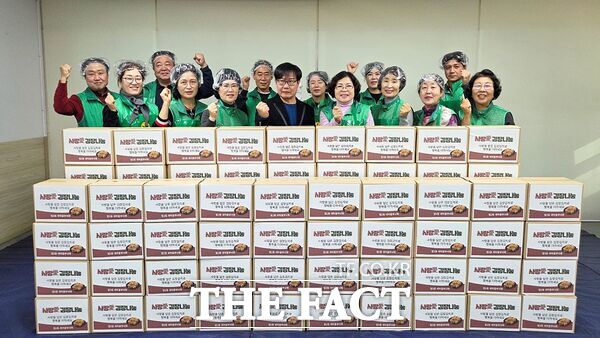 최은호 대덕구 법2동장(사진 첫 번째 가운데)과 법2동 새마을부녀회 회원들이 26일 ‘사랑애(愛) 김장나눔 봉사’를 마친 후 파이팅을 외치며 기념 촬영을 하고 있다. /대덕구