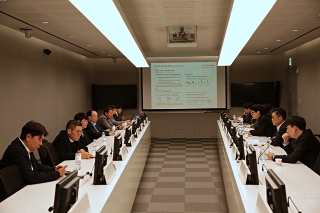 한화 건설부문은 지난 25일 서울특별시 장교동 한화빌딩 회의실에서 진행한 철근콘크리트·철골 공종 협력사 간담회를 시작으로 매월 공종별 협력사 간담회를 열 계획이다. /한화 건설부문