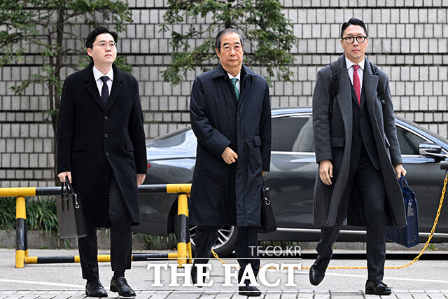 내란 우두머리 방조 등 혐의를 받는 한덕수 전 국무총리가 26일 오전 서울 서초구 서울중앙지방법원에서 열린 1심 결심 공판에 출석하고 있다. /서예원 기자