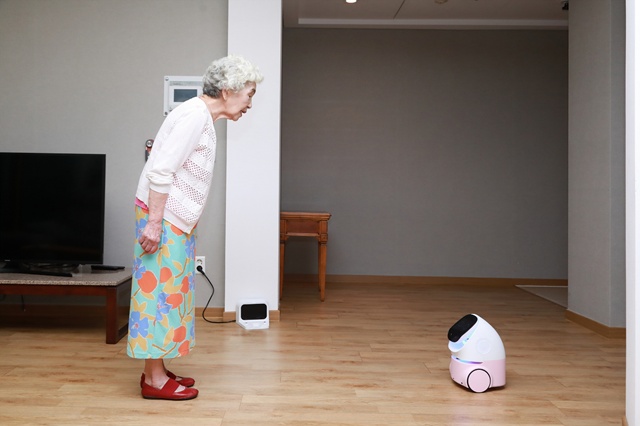 삼성물산은 니어들의 정서적 교감과 건강관리를 돕는 홈 AI 컴패니언 로봇 실증을 지난 9월부터 시작했다. /삼성물산 건설부문