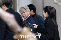  '불법 정치자금 수수' 노웅래 전 의원...선고 공판 출석 [TF사진관]