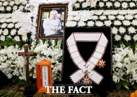  '70년 연기인생' 고 이순재... 영정 옆 빛나는 금관문화훈장 [TF사진관]