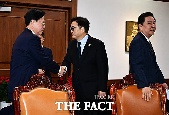 송언석 국민의힘 원내대표(왼쪽)와 악수하는 우원식 국회의장(가운데).