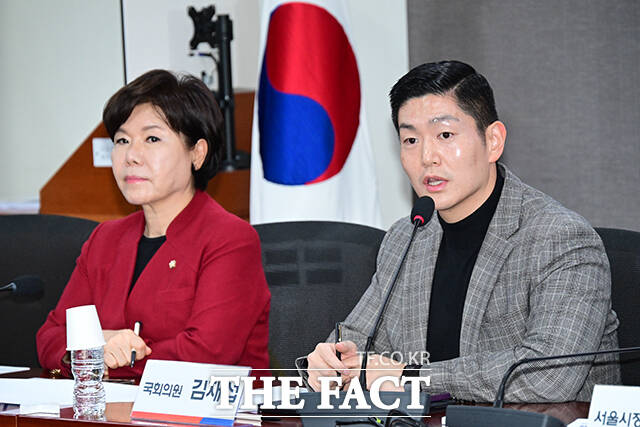 오세훈 서울시장(앞줄 오른쪽)과 김재섭 국민의힘 의원 등 참석자들이 27일 오전 서울 여의도 국회 의원회관에서 열린 '서울 주택공급 절벽의 원인과 해법' 토론회에서 기념촬영을 하고 있다. /국회=남윤호 기자