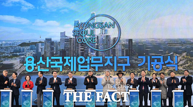 오세훈 서울시장을 비롯한 참석자들이 27일 오후 서울 용산구 정비창 내 야외 행사장에서 열린 용산국제업무지구 도시개발사업 기공식에서 퍼포먼스를 하고 있다.