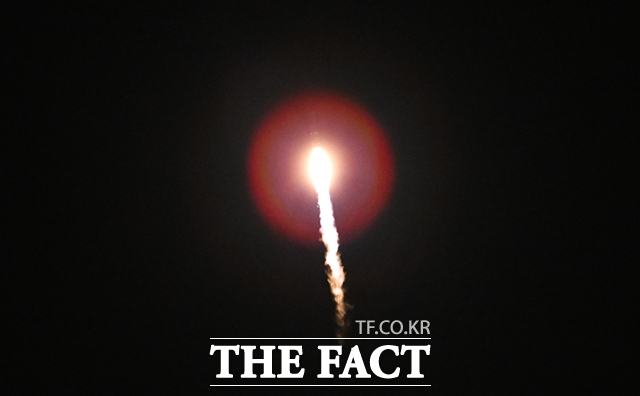 한국형 발사체 누리호가 27일 새벽 전남 고흥군 나로우주센터에서 발사되고 있다. /여수=박헌우 기자