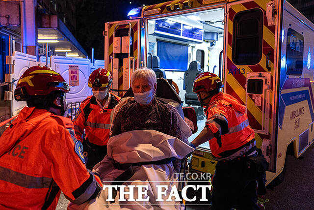 26일(현지시간) 홍콩 북부 타이포 구역의 '웡 푹 코트' 아파트 단지에서 화재가 발생해 불길이 하늘로 치솟고 있다. /홍콩=AP.뉴시스