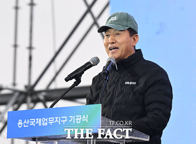 오세훈 서울시장을 비롯한 참석자들이 27일 오후 서울 용산구 정비창 내 야외 행사장에서 열린 용산국제업무지구 도시개발사업 기공식에서 퍼포먼스를 하고 있다.