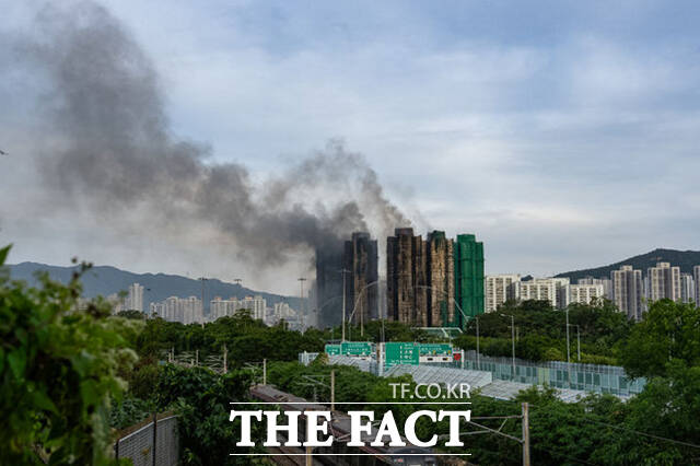 26일(현지시간) 홍콩 북부 타이포 구역의 '웡 푹 코트' 아파트 단지에서 화재가 발생해 불길이 하늘로 치솟고 있다. /홍콩=AP.뉴시스
