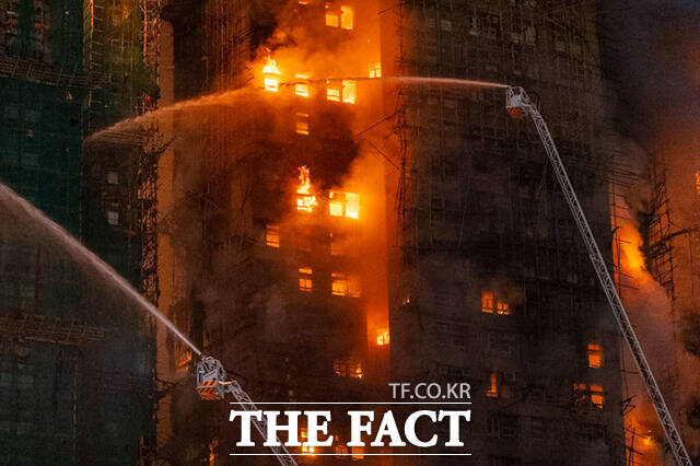 26일(현지시간) 홍콩 북부 타이포 구역의 '웡 푹 코트' 아파트 단지에서 화재가 발생해 불길이 하늘로 치솟고 있다. /홍콩=AP.뉴시스