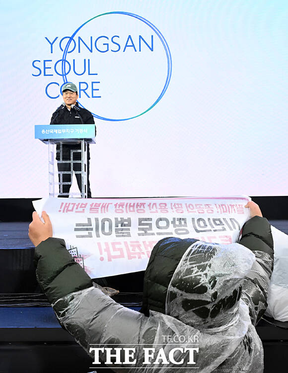 27일 오후 서울 용산구 정비창 내 야외 행사장에서 열린 용산국제업무지구 도시개발사업 기공식에서 오세훈 서울시장이 비전 발표를 앞둔 가운데, 주거·빈곤·노동·시민사회단체들로 구성된 용산정비창 개발의 공공성 강화를 위한 공동대책위원회(용산정비창 공대위) 회원들이 개발 계획 철회를 촉구하는 기습시위를 하고 있다. /이새롬 기자