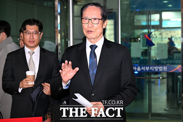 '허위서명 강요' 송영무 전 국방부 장관, 2심도 무죄.