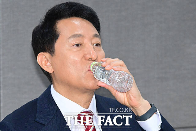 오세훈 서울시장(앞줄 오른쪽)과 김재섭 국민의힘 의원 등 참석자들이 27일 오전 서울 여의도 국회 의원회관에서 열린 '서울 주택공급 절벽의 원인과 해법' 토론회에서 기념촬영을 하고 있다. /국회=남윤호 기자