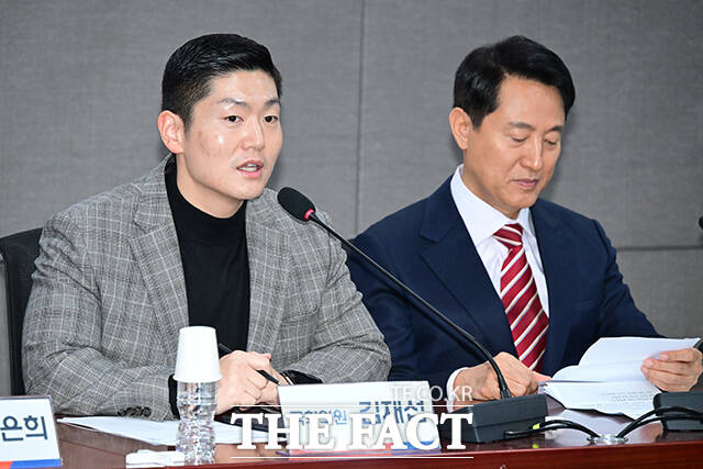 오세훈 서울시장(앞줄 오른쪽)과 김재섭 국민의힘 의원 등 참석자들이 27일 오전 서울 여의도 국회 의원회관에서 열린 '서울 주택공급 절벽의 원인과 해법' 토론회에서 기념촬영을 하고 있다. /국회=남윤호 기자