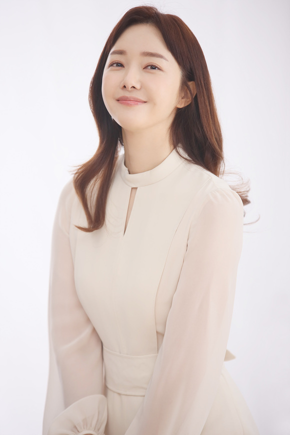 배우 정소영이 신생 기획사 에이치오 에이엔앰과 전속계약을 체결했다. 정소영은 12월 15일 첫 방송되는 MBC 새 일일드라마 첫 번째 남자에 정숙희 역으로 출연한다./에이치오 에이엔앰