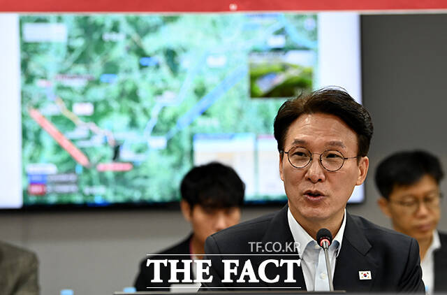 AI 분야 로드맵은 신산업 규제합리화 1호 로드맵으로 세계 각국에서 AI 기술을 사회·경제 등 전반을 좌우하는 전략 기술로 인식해 빠르게 발전하고 있는 기술 속도에 적극적으로 대응하기 위해 만들어졌다. 김민석 국무총리가 지난 9월 11일 경기 용인시 처인구 반도체 클러스터에서 열린 현장 간담회에서 모두발언을 하고 있다. /청사사진기자단