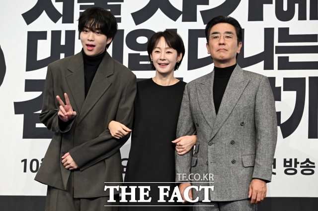 명세빈(가운데)이 류승룡 차강윤과 지난 10월 22일 오후 서울 구로구 더 링크 호텔에서 열린 JTBC 토일드라마 서울 자가에 대기업 다니는 김 부장 이야기 제작발표회에 참석해 포즈를 취하고 있다. /더팩트 DB