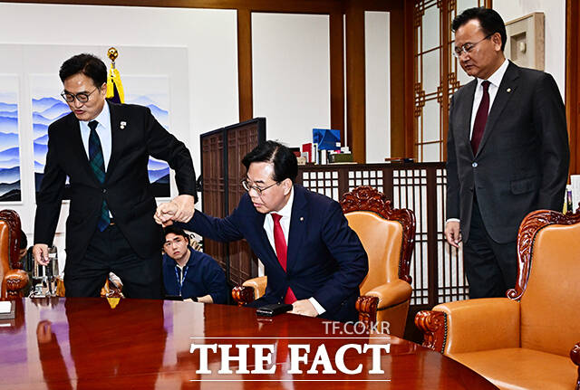 우원식 국회의장의 설득에 자리에서 일어나는 송언석 국민의힘 원내대표.