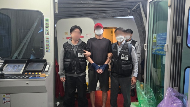 경찰청은 27일 오전 저작권 위반 혐의를 받는 40대 A 씨와 캄보디아 거점 로맨스 스캠 조직원 30대 B 씨를 인천국제공항을 통해 강제 송환했다고 밝혔다. 사진은 B 씨 송환 모습./경찰청 제공