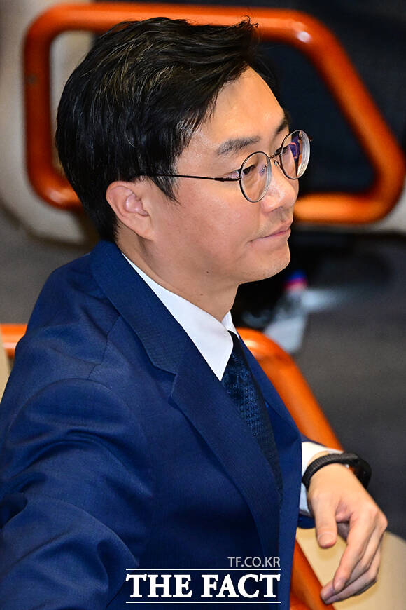 굳은 표정의 장경태 의원.