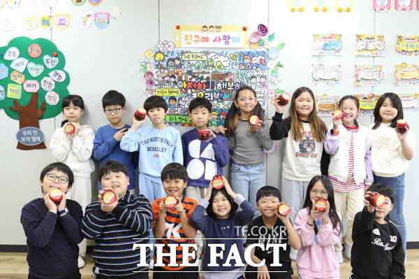대전원신흥초등학교 복용분교장 3학년 1반 학생들이 NON-GMO 수업을 마치고 기념촬영을 하고 있다. /정예준 기자