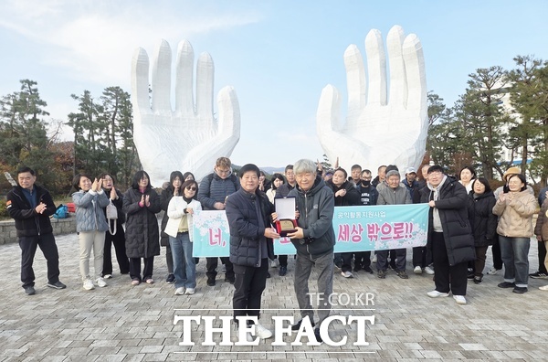 대전정신재활시설협회가 대전 지역 공동생활가정 7개 시설과 함께 26일부터 나·너·우리, 모두 함께 세상 밖으로라는 주제로 장애인 인식 개선을 위한 1박 2일 캠프를 진행한 가운데 서윤식 라온사진봉사단장(오른쪽)에게 이창섭 파랑새 봉사단장장이 공로패를 전달하고 있다. /이창섭 파랑새봉사단장