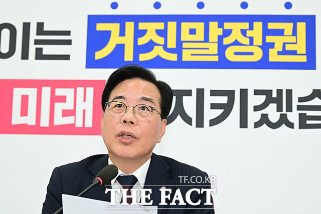 송언석 국민의힘 원내대표가 27일 대장동 사건 항소 포기 의혹 관련 국정조사 즉각 실시 필요성을 재차 강조했다. 사진은 송 원내대표가 전날 국회에서 기자간담회를 열고 발언하고 있는 모습. /남윤호 기자