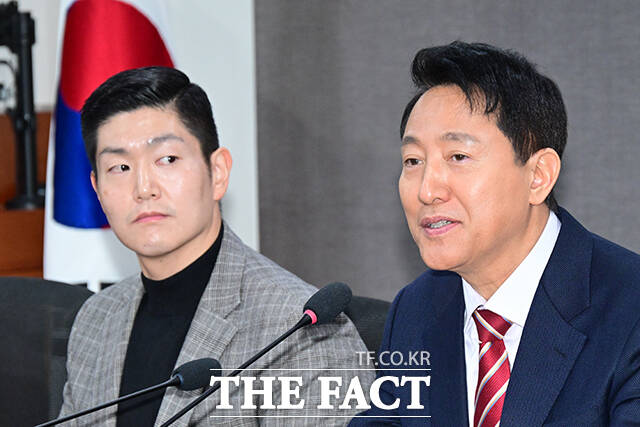 오세훈 서울시장(앞줄 오른쪽)과 김재섭 국민의힘 의원 등 참석자들이 27일 오전 서울 여의도 국회 의원회관에서 열린 '서울 주택공급 절벽의 원인과 해법' 토론회에서 기념촬영을 하고 있다. /국회=남윤호 기자