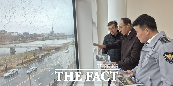 27일 대전자치경찰위원회가 오는 30일 한화이글스 창단 40주년 기념 불꽃쇼를 앞두고 현장 안전점검을 실시하고 있다. /대전시