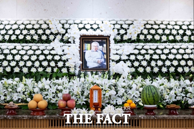 향년 91세를 일기로 별세한 원로 배우 이순재의 빈소는 지난 25일 서울 송파구 풍납동 서울아산병원 장례식장에 마련됐다. 영결식에서는 배우 정보석이 사회를, 김영철·하지원이 추모사를 낭독했다. /사진공동취재단