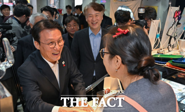 김민석 국무총리가 더불어민주당 대표 출마설에 여지를 남긴 뒤 '여당 최대 텃밭' 광주를 찾아 여러 해석이 뒤따른다. 앞서 김 총리는 서울시와 각을 세우며 서울시장 차출론도 일으켰다. 총리의 행보마다 정치적 해석이 뒤따르는 모양새다. 사진은 김 총리가 26일 광주 서구 동천동 골목상권을 방문해 지역 소상공인을 만난 모습. /뉴시스