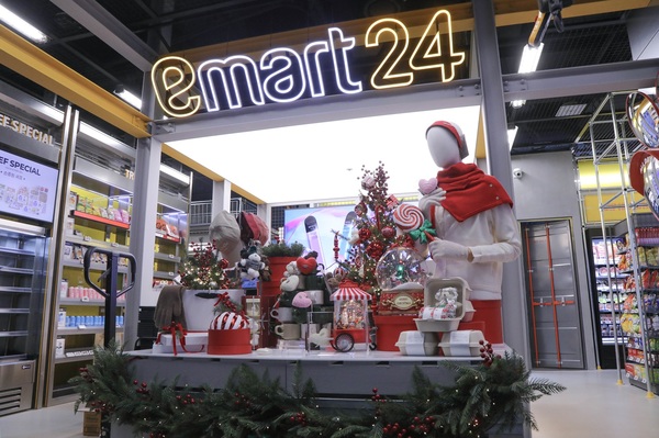 이마트24는 서울 성수동에 1020 젠지 세대를 겨냥한 맞춤형 편의점 트랜드랩 성수를 오픈했다. 여기서는 브랜드팝업존부터 캐릭터 특화존 등 다양한 매대를 만나볼 수 있다. /이마트24