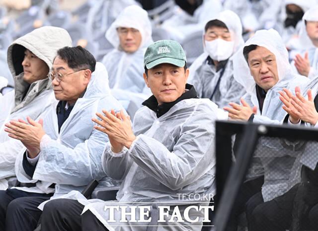 오세훈 서울시장을 비롯한 참석자들이 27일 오후 서울 용산구 정비창 내 야외 행사장에서 열린 용산국제업무지구 도시개발사업 기공식에서 퍼포먼스를 하고 있다.