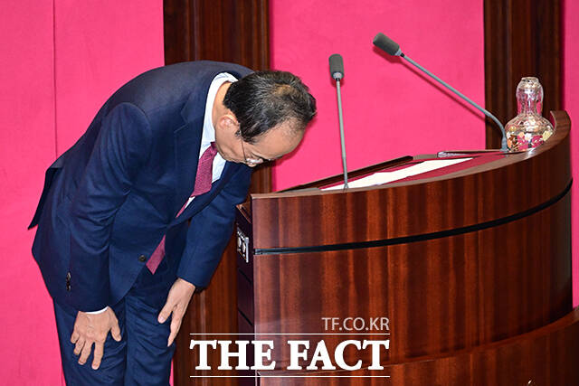 발언을 마친 추 의원이 고개숙이고 있다.