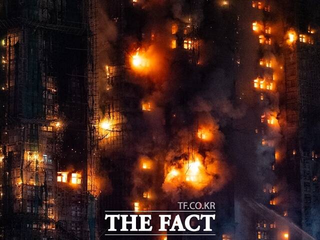 26일(현지시간) 홍콩의 한 아파트 단지에서 대형 화재가 발생해 소방관 1명을 포함해 최소 44명이 숨지고 279명이 실종됐다. 사진은 화재가 발생한 웡 푹 코트(Wang Fuk Court) 아파트 모습. /AP.뉴시스