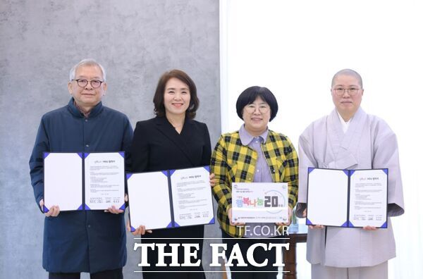 대전 서구 가장동 지역사회보장협의체와 서구노인복지관은 27일 이웃들을 위해 후원을 이어온 업체 3개소(△카파스튜디오 △보건정육점 △힐스테이트 가장조은공인중개사사무소)와 ‘가장동 행복 나눔 협약’을 체결했다. 사진은 카파스튜디오 협약 체결 모습. /대전 서구