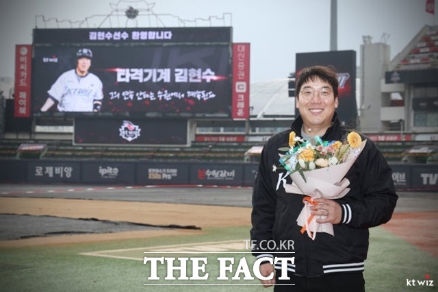 김현수가 25일 kt 위즈와 FA 계약한 뒤 수원 구장에서 포즈를 취하고 있다. /kt 위즈