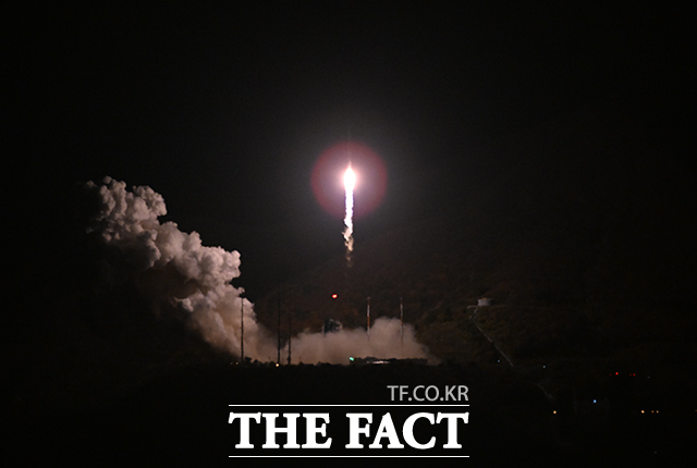 한국형 발사체 누리호가 27일 새벽 전남 고흥군 나로우주센터에서 발사되고 있다. /여수=박헌우 기자