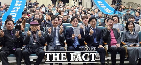 성광진 대전교육연구소장(맨 앞줄 오른쪽에서 세번째)이 지난 26일 오후 7시 26일 오후 7시 기독교연합봉사회관 연봉홀에서 진짜 대전교육, 준비된 동행이라는 주제로 북콘서트를 개최했다. /정예준 기자