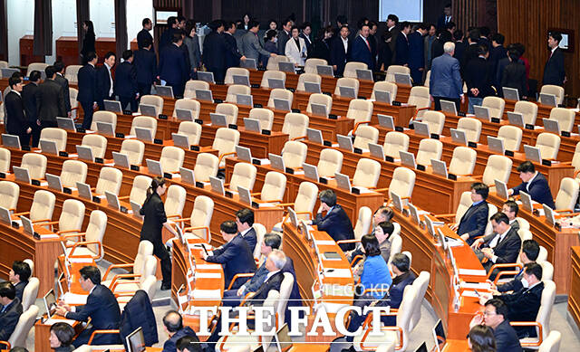 국민의힘 소속 의원들이 추경호 의원의 신상발언이 마무리된 후 표결에 참여하지 않고 본회의장을 나서고 있다.